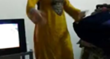 ভাই প্রায়ই বোনকে স্তনের বোঁটা দিয়ে সেক্স ভিডিও সরাসরি ভুনা করে।