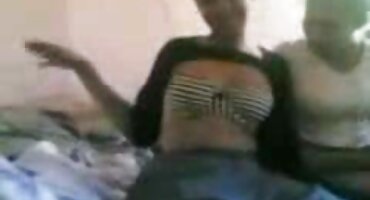 বড় স্তন সহ একটি পরিপক্ক গরম সেক্স ভিডিও স্বর্ণকেশী নিজেকে একজন তরুণ ম্যাসেজ থেরাপিস্টের কাছে দিয়েছিল।