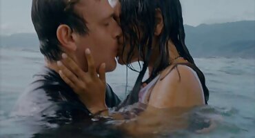 সুন্দরী মলদ্বারে আঙ্গুল ঢুকিয়ে দেয় সুন্দরীদের সেক্স ভিডিও এবং নিজেকে পুরুষের কাছে দেয়।