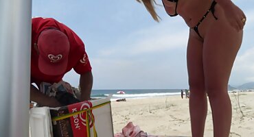 কালো সব গর্তে একটি স্বর্ণকেশী যৌনসঙ্গম, তার মুখের মধ্যে কাম, এবং সে বীর্য গিলে ট্রিপল এক্স সেক্স ভিডিও