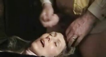 একটি ল্যাটেক্স স্কার্ট একটি সৌন্দর্যের পায়ূ গর্ত উন্নয়ন বেবি সেক্স ভিডিও