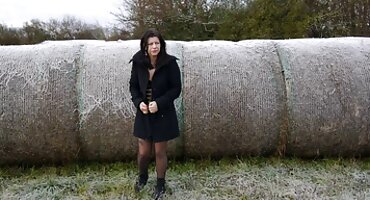 প্রতিবেশী অ্যাথলিটকে যৌনতার জন্য পোশাক খুলে ফেলে এবং প্রলুব্ধ করে। মিয়া খলিফা সেক্স ভিডিও