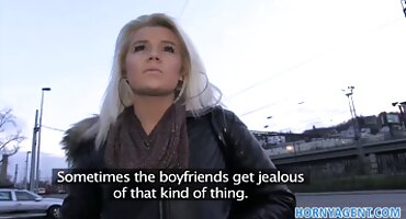 দুই আবেগী লেসবিয়ান তাদের বন্ধুদের সামনে সোফায় আদর প্রভার চুদাচুদি করছে।