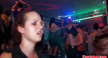 হিল মধ্যে সুন্দর স্বর্ণকেশী একটি সেক্র বিডিও বড় মোরগ জন্য একটি বাট প্লাগ সঙ্গে তার গাধা প্রস্তুত