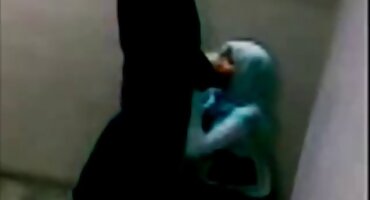 একটি চামড়া স্যুট মধ্যে স্বর্ণকেশী অধ্যবসায়ভাবে মোরগ চুষে ট্রিপল এক্স সেক্স ভিডিও