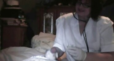 পার্টির সময় পুরুষরা বিলিয়ার্ড টেবিলে এশিয়ান সেক্স ভিডিও মেয়েদের রোস্ট করে।