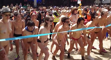 একটি বিশাল কালো মোরগ একটি বাদামী কেশিক ভগ তার পূর্ণ দৈর্ঘ্য পর্যন্ত fucks সেক্স ভিডিও নতুন এবং শুক্রাণু সঙ্গে এটি পূর্ণ