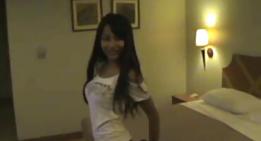 সে তার ছানাকে একটি চেয়ারে বেঁধে সেক্স ভিডিও বিএফ রাখে এবং তার এশিয়ান বন্ধুকে তার সামনে চুদতে থাকে