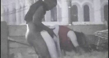 একটি গ্যাংব্যাং চলাকালীন ছানা সোনালি বৃষ্টিতে আনন্দ করে। বাংলা সেকস