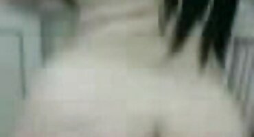 প্রাকৃতিক স্তন সেক্স ভিডিও দেখাও সহ একটি টি-শার্টে স্বর্ণকেশী বেডরুমে তার ভাইয়ের কাছে নিজেকে দিয়েছিল।