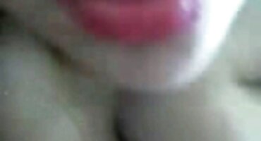 একটি ক্ষুদে সাদা মেয়ে একটি লম্বা বাংলা সেকস ভিডিও কালো মানুষের সাথে গোসল করছে।