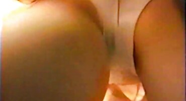 ছেলেটি তামিল সেক্স ভিডিও সং পাজামা পরা দুই সুন্দরী বান্ধবীকে খুশি করে।