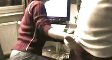 রেডহেড সৌন্দর্য জেগে ওঠে এবং হিন্দি সেক্সি বিএফ তার বন্ধুর সাথে যোগ দেয়।