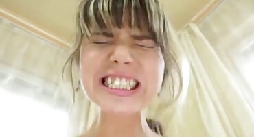 একটি ছোট স্কার্ট মধ্যে ছাত্র হার্ড পায়ু নায়িকা পূর্ণিমার সেক্স ভিডিও থেকে cums