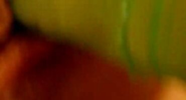 একজন ফেটিশস্টের পা চাটছে এবং তাকে বাংলা সেক্সভিড়িও সক্রিয়ভাবে ভাজাচ্ছে।