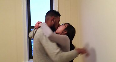 ট্যাটুতে বিলাসবহুল শ্যামাঙ্গিনী একটি গেমারকে সেক্স ভিডিও হদ একটি গভীর ব্লোজব দেয় এবং পাছায় চোদন দেয়।