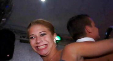 চর্মসার বাংলা ভিডিও সেক্স কম সৌন্দর্য একটি চর্বিহীন কুনিমানের সাথে আবেগপূর্ণ যৌনতার পরে কাম গিলে ফেলে।