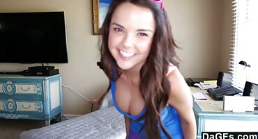 স্বর্ণকেশী একটি বিশাল শিশ্ন জোর করে সেক্স ভিডিও স্তন্যপান, এবং তারপর তিনি সোফা উপর তার ভগ প্রসারিত