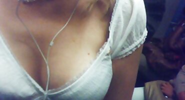 কালো স্টকিংস পরা একটি সুন্দর বাদামী কেশিক মহিলা মিলার সেক্স ভিডিও তার সেকেল একা আঙ্গুল দিয়ে দুলছে।