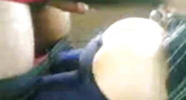 পুলিশ সদস্য গাড়ির হুডের স্মল সেক্স ভিডিও উপর কঠোর যৌনতার সাথে গুন্ডাকে শাস্তি দিল।