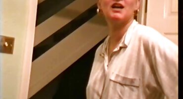 ধনী লোকটি রাতের খাবারের পর দুটি সেক্স ভিডিও রেপ চমত্কার গাভীকে চুদছে।