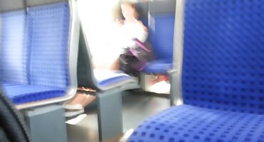 একটি ধূসর পেটের দাদা পালঙ্কের উপর বয় সেক্স ভিডিও একটি সুন্দর গাধা সহ একটি অল্প বয়স্ক স্বর্ণকেশীকে চুদছেন।