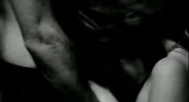 একটি সুন্দর শ্যামাঙ্গিনী এর পাছায় একটি বড় শিশ্ন fucks দেশি সেক এবং একটি লোমশ ভগ disdain না