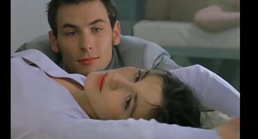 স্বর্ণকেশী সৎ বাংলাদেশী চোদাচুদির ভিডিও মা সৎ পুত্র এবং সৎ কন্যাকে যৌন মিলনে রাজি করান।