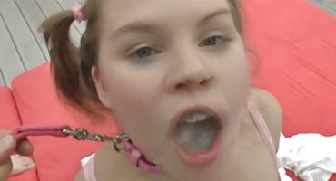 প্রাকৃতিক স্তন সহ একটি শ্যামাঙ্গিনী একটি কামানো বক্ষে চুষে যায় এবং তার ভাইয়ের চায়না সেক্স ভিডিও সাথে অশ্লীল একটি শিশ্ন চুষে দেয়।