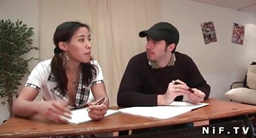 কালো স্টকিংস পরা একটি মেয়ে ছোট মেয়েদের সেক্স ভিডিও হস্তমৈথুনের চেয়ে বেশি চোদা পছন্দ করে।