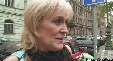 স্বামী লোকেল সেক্স ভিডিও বেডরুমে একটি গোপন ক্যামেরা স্থাপন করে এবং জানতে পারে যে তার স্ত্রী তার সাথে প্রতারণা করছে