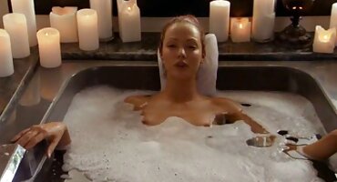 প্লাম্বিং বোঝে এমন একজন বন্ধুকে আমন্ত্রণ জানিয়েছে জাপানি সেক্স ভিডিও এবং তাকে প্রলুব্ধ করেছে