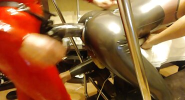 যোগব্যায়াম প্রশিক্ষক মেঝেতে তেলে কালো মহিলার মিনি সেক্স ভিডিও সাথে পায়ুপথে যৌন মিলনের ব্যবস্থা করেছিলেন।