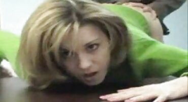 বিছানায় পায়ূ পর্ণ একটি পাতলা শ্যামাঙ্গিণী জন্য শেষ পভার সেক হয়েছে